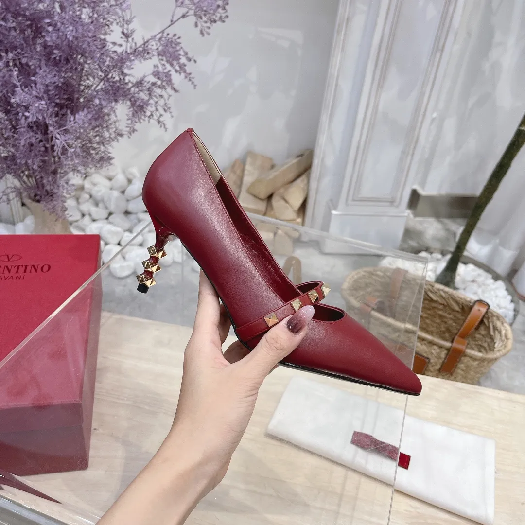 💕💕Factory direct selling price p440💕💕 Genuine leather sole +40 🆕Valentino. Valentino👑👑Latest series in the counter, the highest version, perfect details, very eye-catching catwalk series launched, V family’s hot rivet elements, luxurious and gorgeous! Various colors can be matched with beautiful clothes in spring and summer. There are many choices🎉🎉Exquisite and durable. It is copied at 1:1 of the original product. The upper foot is very pedicure-like. The key point is that it is very good and easy to control. It does not grind the feet and does not tire the feet. It is a walking artifact. The last shape is completely compared to the counter. The details are perfect. Without the original version, it would not be so exquisite! (Note! The heel shape and height are exclusively molded according to the original version, and are not randomly substituted by the market🐂) The color and texture of the fasteners are consistent with the original version! 🔺Fabric: Imported sheepskin, 🔺Lining: According to the original high-gloss imported sheepskin lining 🔺6 colors to choose from: black ➕black belt, black ➕white belt, pink, burgundy, white, apricot 🔺Number of yards: 35 to 42 yards (42 yards are not exchanged) 🔺Heel height: 7cm Rubber sole Genuine leather sole +40